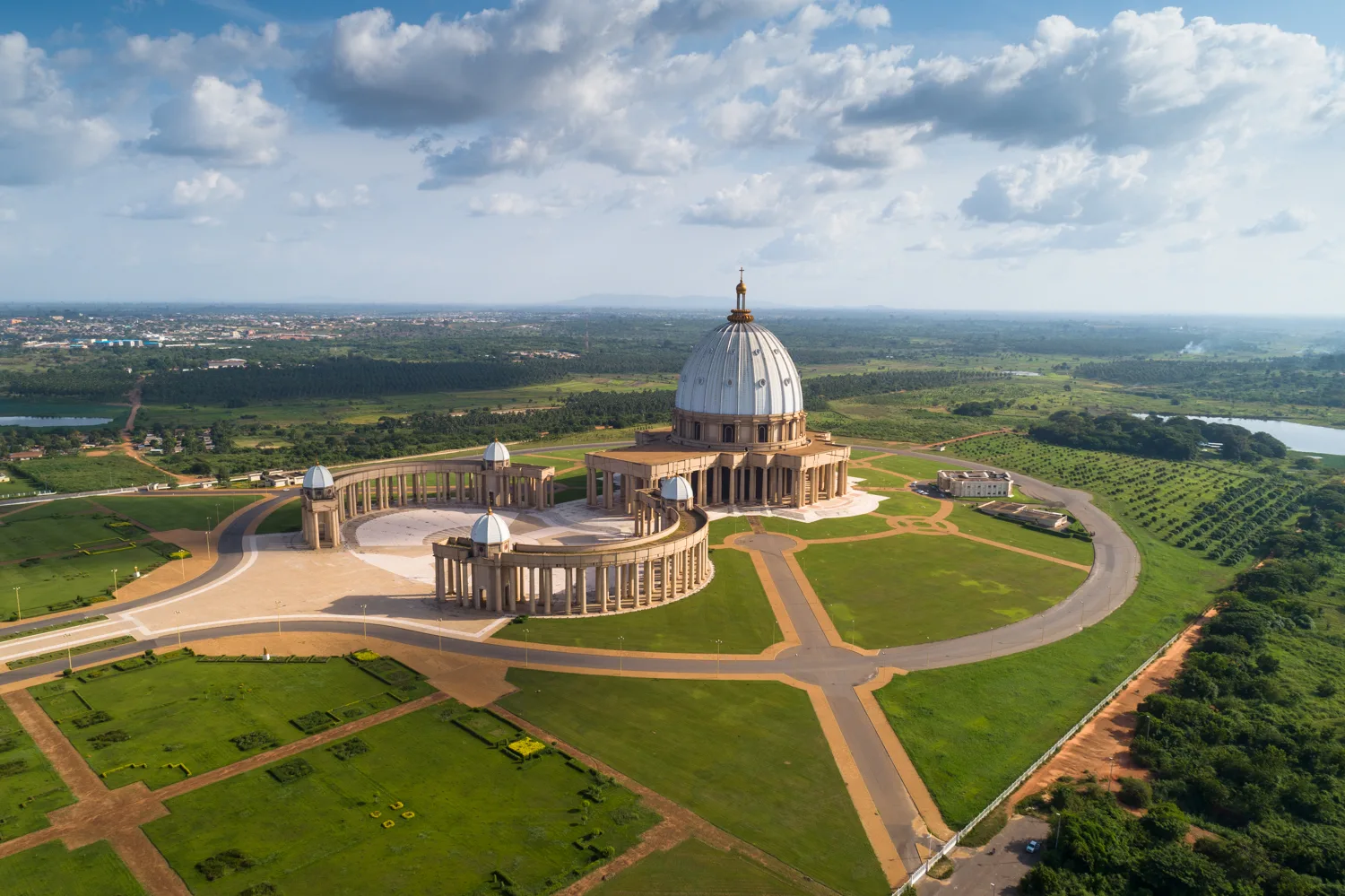 Africa photo — Vue aérienne de la basilique Notre-Dame de la Paix, un édifice religieux majestueux avec une grande coupole centrale et des colonnes im