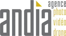 Africa photo — Logo d'une agence en style pixel art rétro, composé de formes géométriques grises et jaunes, évoquant créativité et modernité