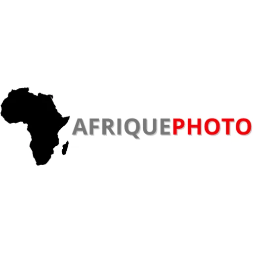 Africa photo — Logo représentant une silhouette noire du continent africain à gauche et le texte AFRIQUEPHOTO en rouge et gris à droite