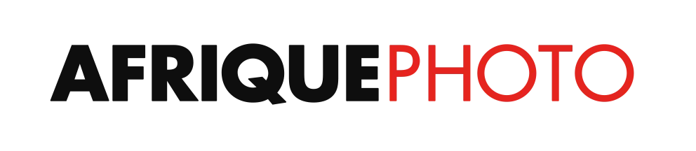 Africa photo — Logo stylisé en pixel art représentant le texte Afrique Photo en rouge sur fond noir, avec un effet rétro numérique.