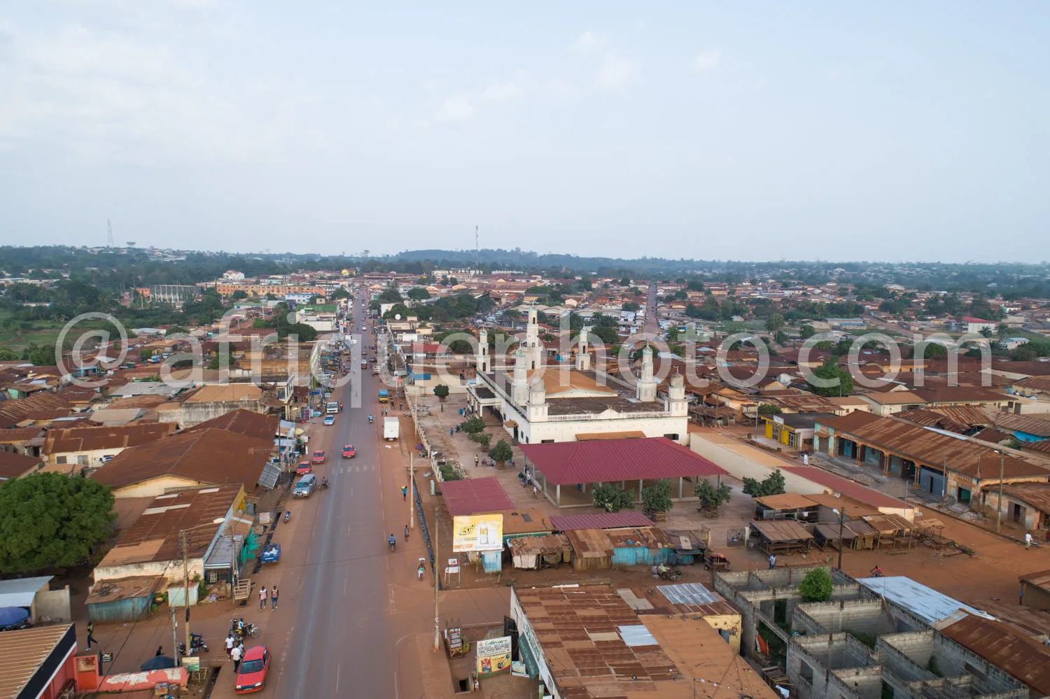 Africa photo — Image en vue aérienne montrant une ville africaine avec une grande mosquée au centre, des rues remplies de véhicules et de piétons, des