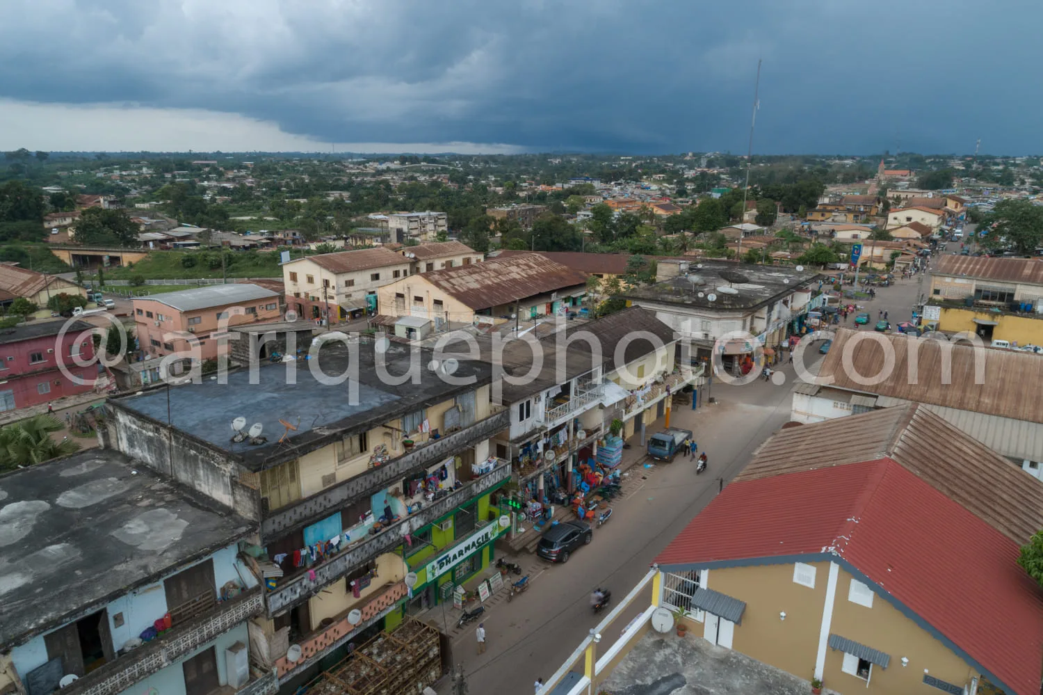 Africa photo — Vue aérienne d’un quartier africain avec des bâtiments de différentes couleurs, des toits en tôle ondulée, des balcons avec linge étend