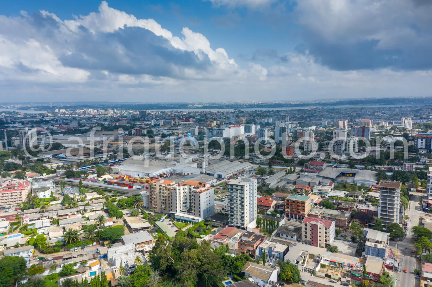 Africa photo — Une vue aérienne d’une ville dynamique avec des bâtiments résidentiels de différentes hauteurs, un grand centre commercial au centre, d