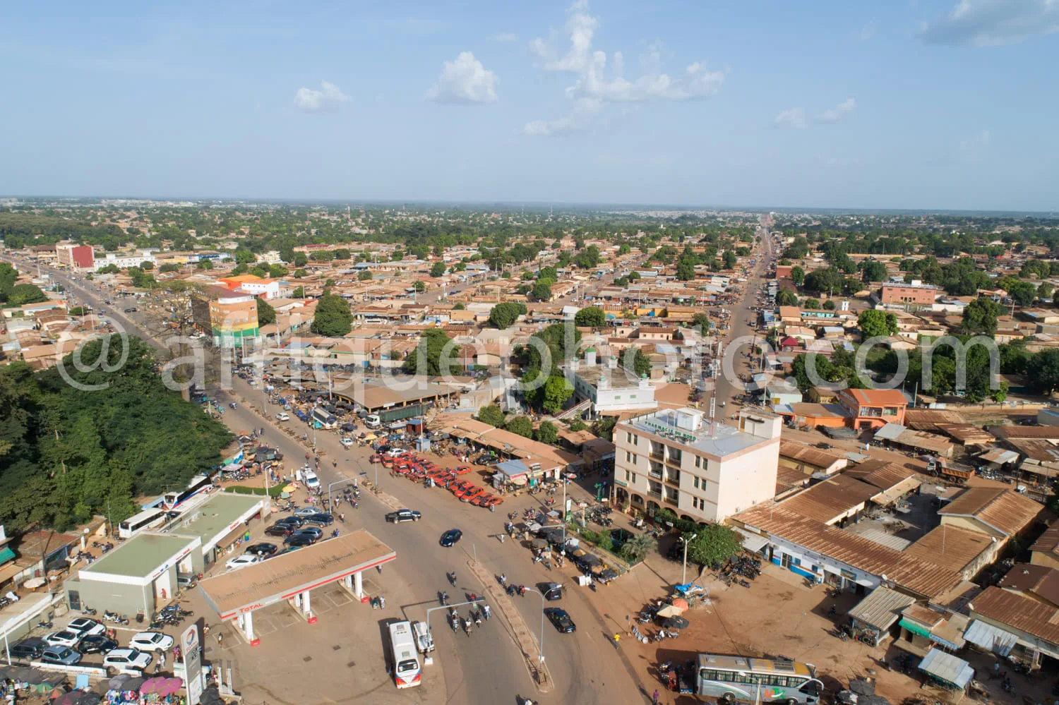 Africa photo — Image aérienne montrant une ville africaine avec un centre-ville actif, une station-service en bas à gauche, des bâtiments administrati