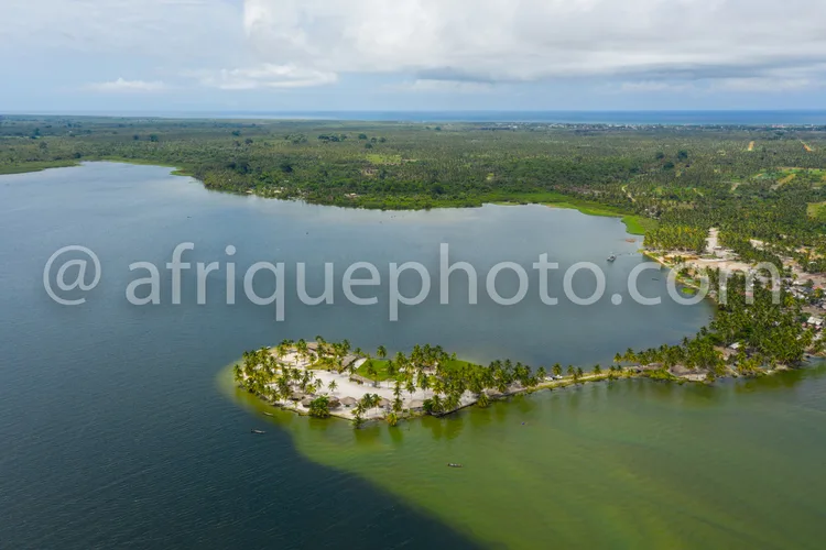 Africa photo — Une petite île de sable blanc bordée de palmiers et de végétation luxuriante, entourée d'une lagune aux eaux turquoise et profondes, av