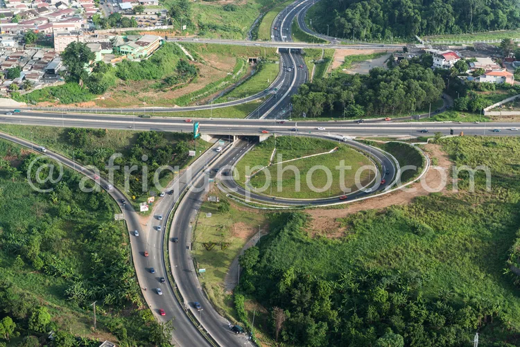 Africa photo — Vue aérienne d’un échangeur autoroutier avec plusieurs voies de circulation, des panneaux de signalisation lumineux et une végétation d