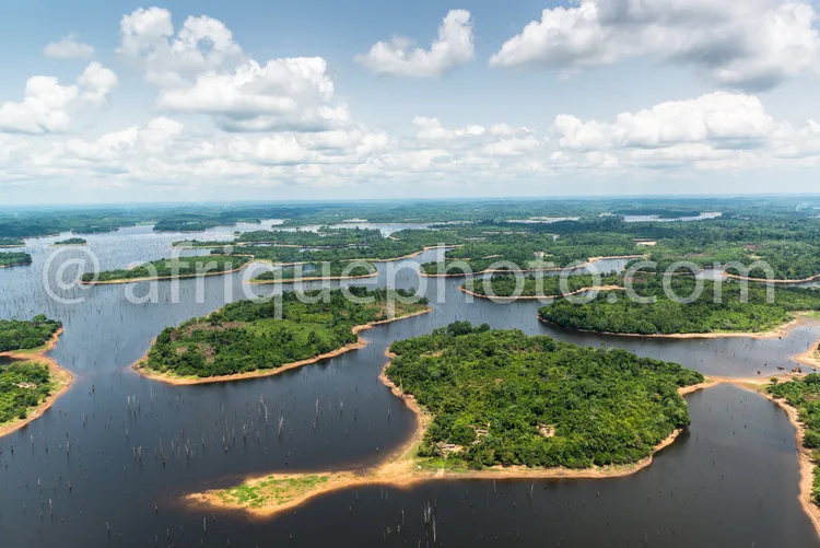 Africa photo — Vue aérienne montrant plusieurs îles couvertes d’une dense végétation tropicale, entourées de larges rivières aux eaux sombres et calme