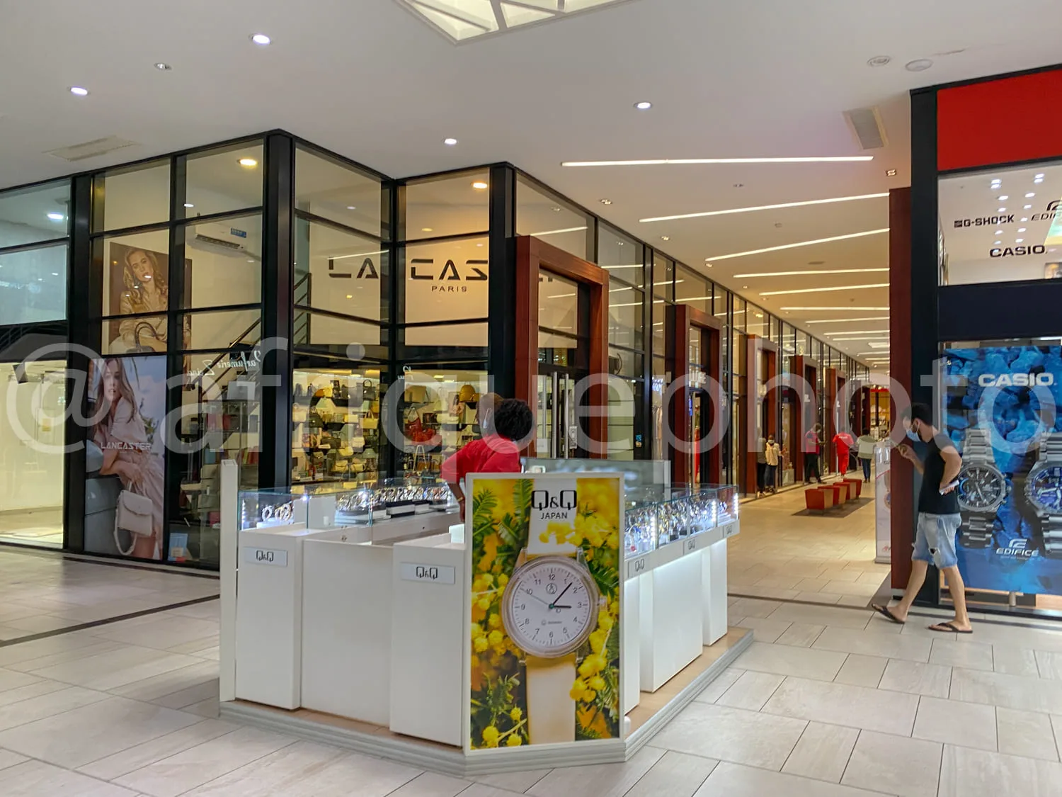 Africa photo — Intérieur d'un centre commercial montrant une boutique La Casio Paris avec vitrine éclairée, présentoirs de montres et accessoires horl