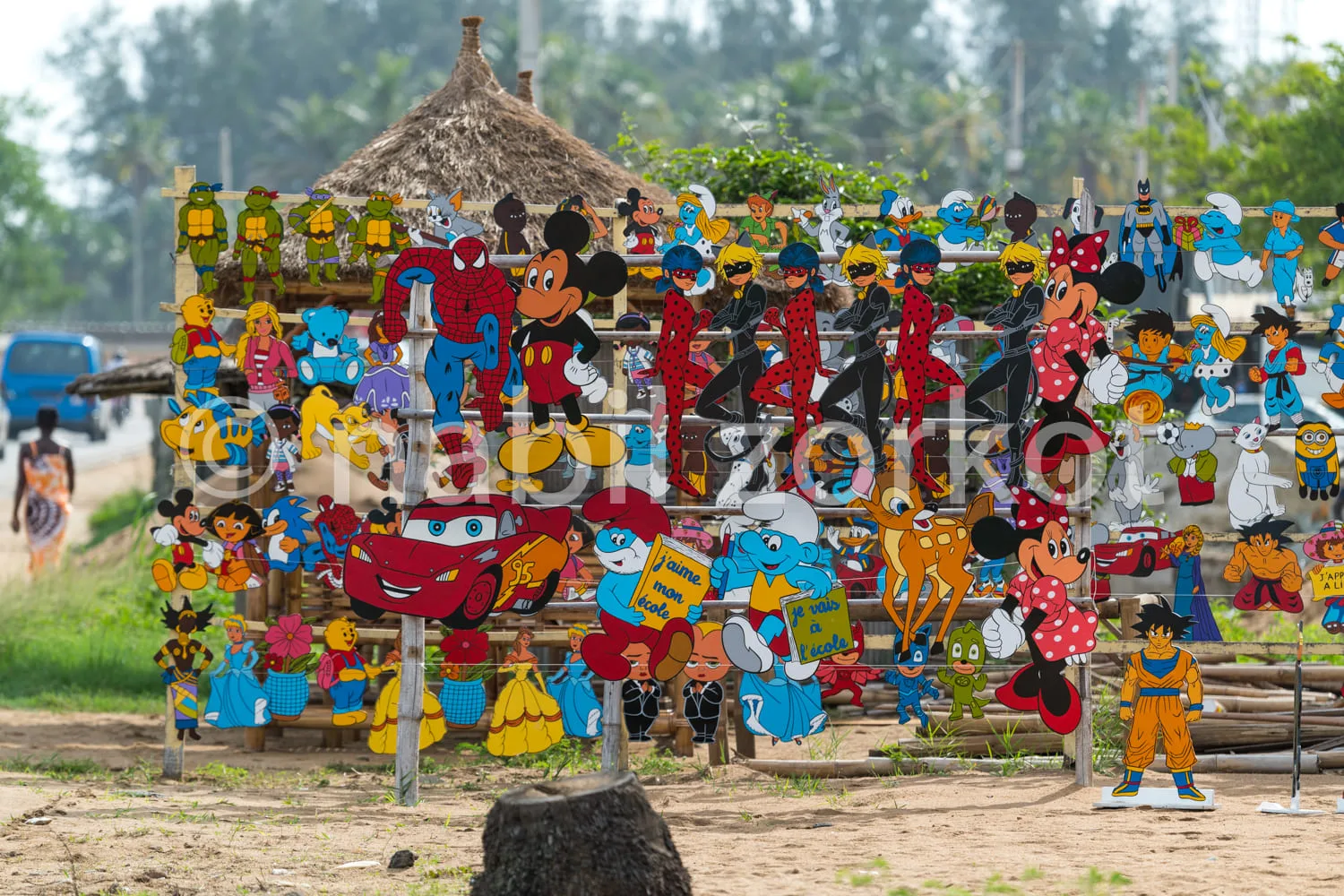Africa photo — Un mur extérieur rempli de figurines colorées représentant des personnages emblématiques de Disney, des héros d'animation et des animau