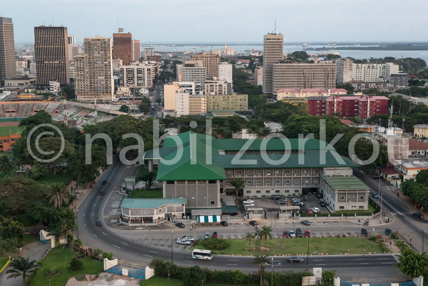 Africa photo — Vue aérienne d'une ville côtière dynamique avec des immeubles de différentes hauteurs, des routes bien tracées, des véhicules en circul