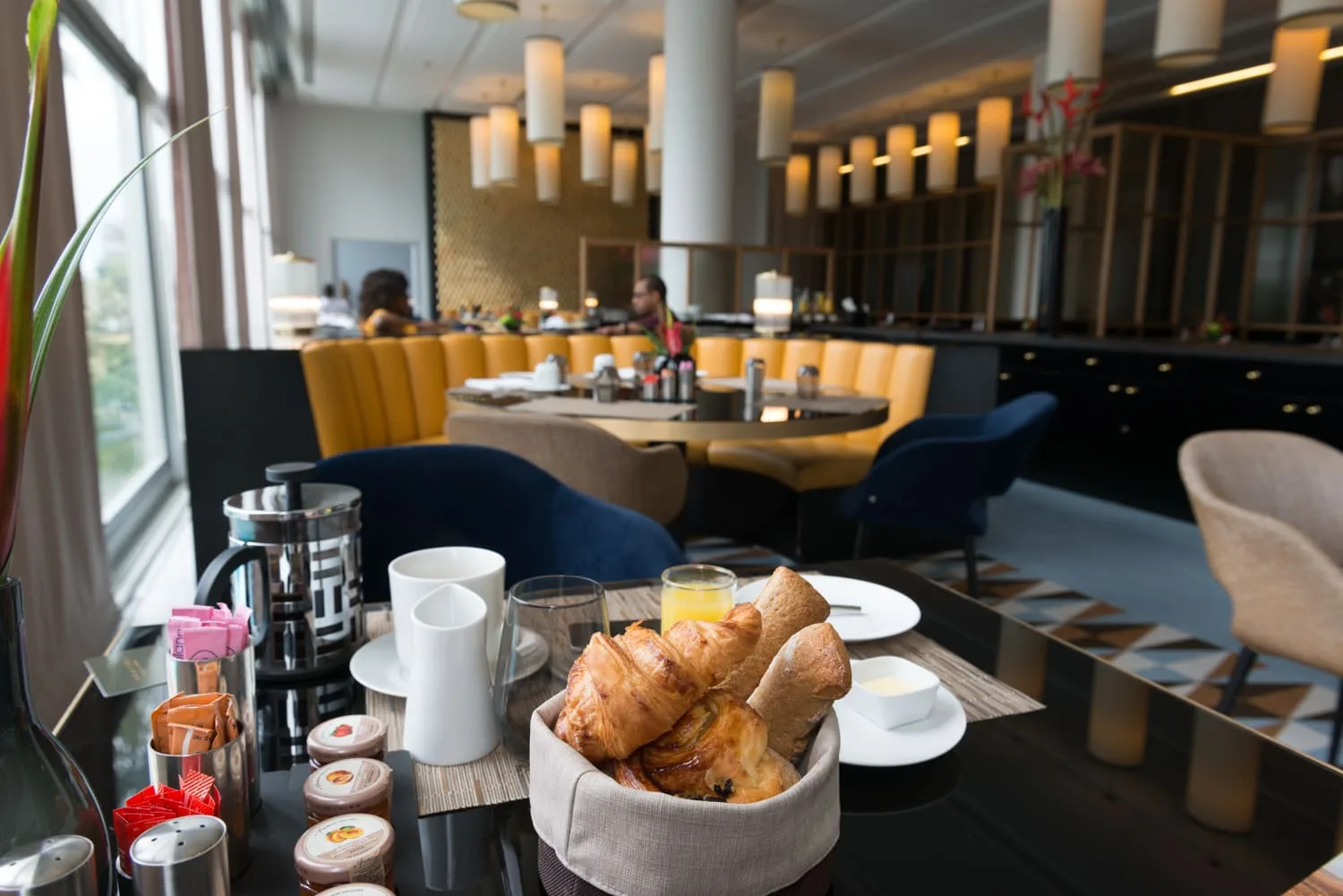 Africa photo — Un espace lumineux et moderne avec un buffet de petit-déjeuner composé de croissants dorés, de pains frais, de confitures, de cafés et